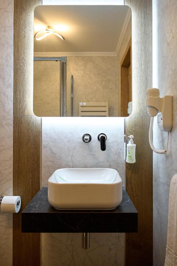 Hotel Eden ริมนิคูซารัต ภายนอก รูปภาพ